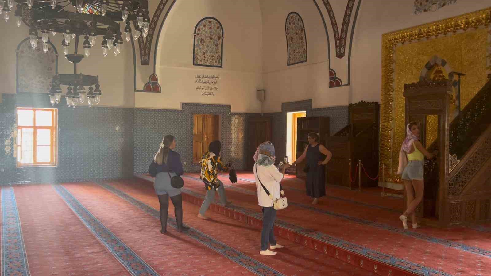 Van&rsquo;da tarihi camiyi uygunsuz kıyafetlerle ziyaret eden turistlerle ilgili tartışma s&uuml;r&uuml;yor
