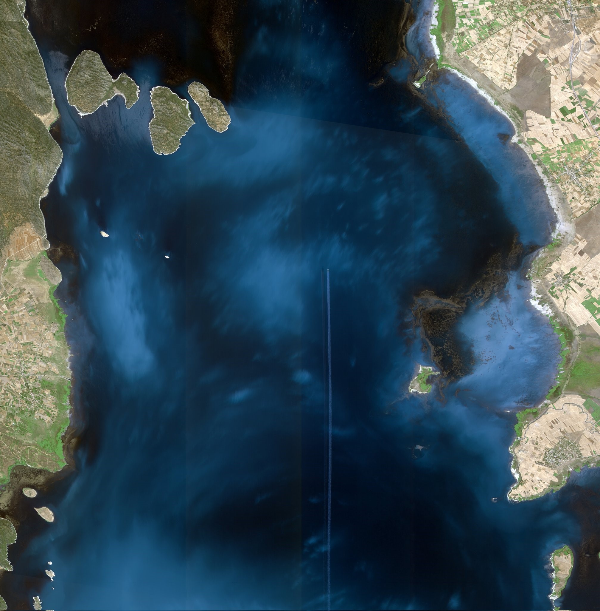 T&uuml;rk Yıldızları&rsquo;nın Beyşehir G&ouml;l&uuml; &uuml;zerinde u&ccedil;uşu uydu tarafından fotoğraflandı