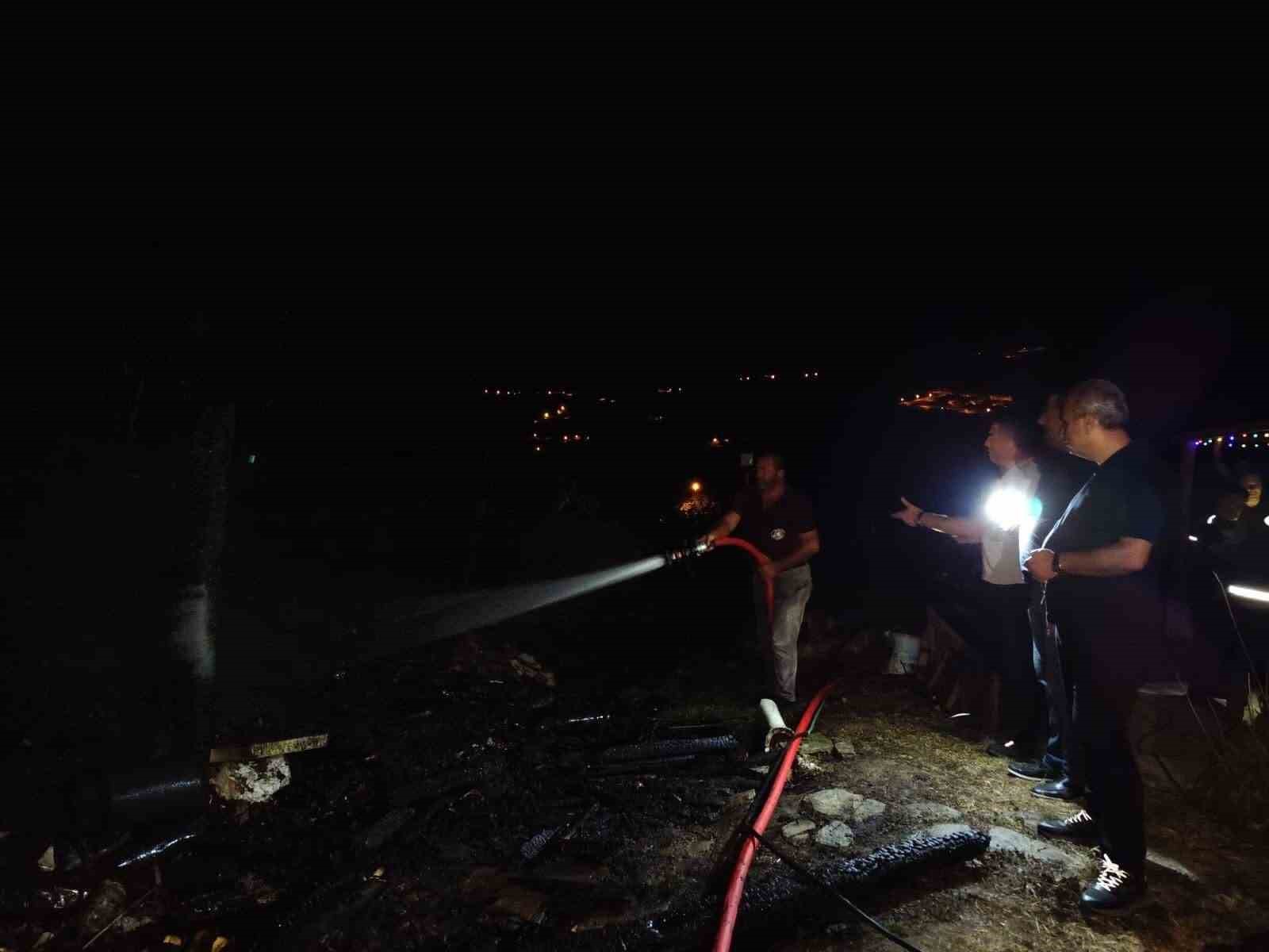 Bah&ccedil;ede &ccedil;ıkan yangın ormana sı&ccedil;ramadan s&ouml;nd&uuml;r&uuml;ld&uuml;
