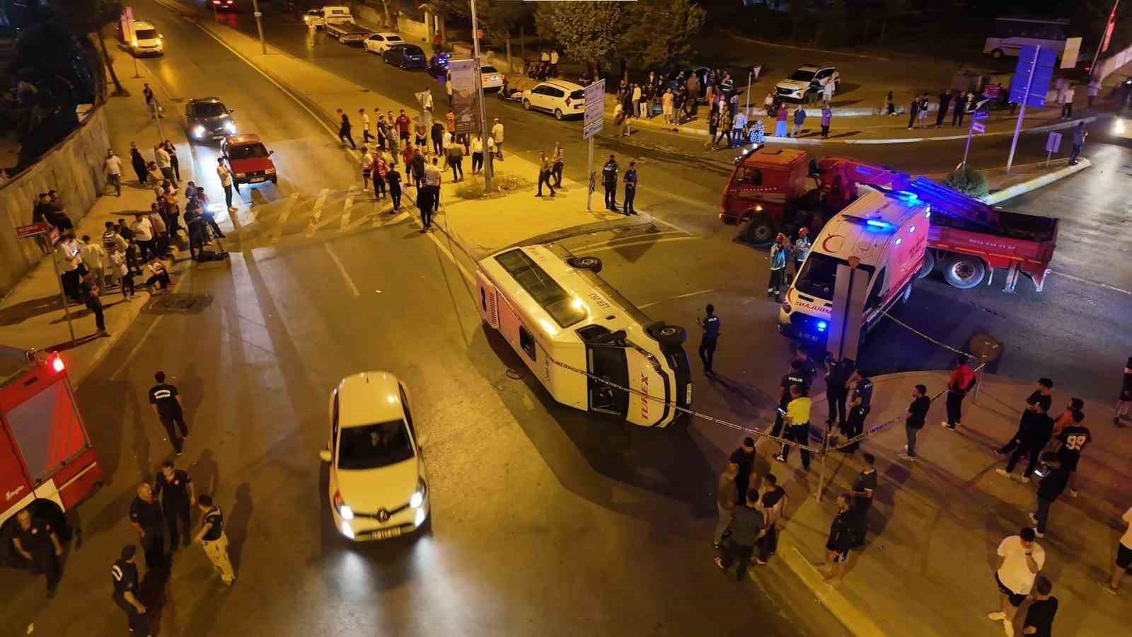 Sultanbeyli&rsquo;de aşırı s&uuml;ratli ara&ccedil; minib&uuml;sle &ccedil;arpıştı: 10 yaralı
