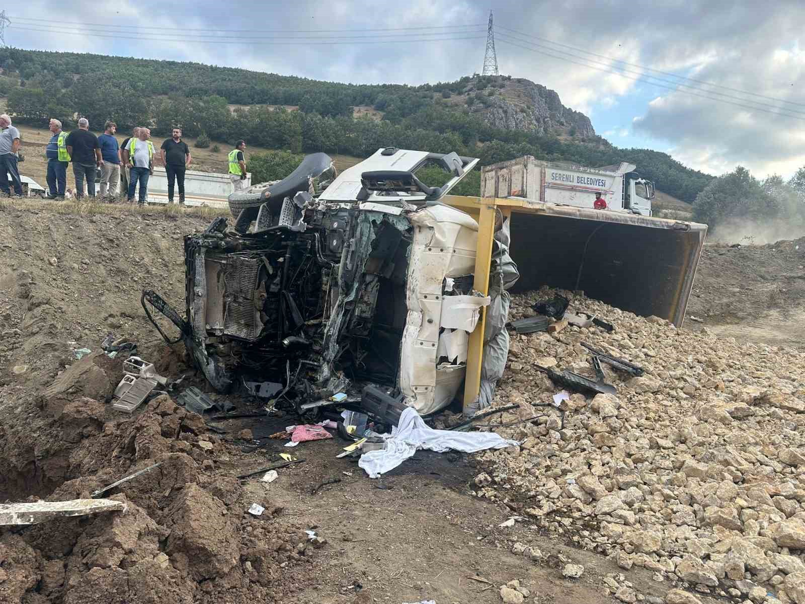 Tokat&rsquo;ta hafriyat kamyonları &ccedil;arpıştı, 1 s&uuml;r&uuml;c&uuml; ağır yaralandı
