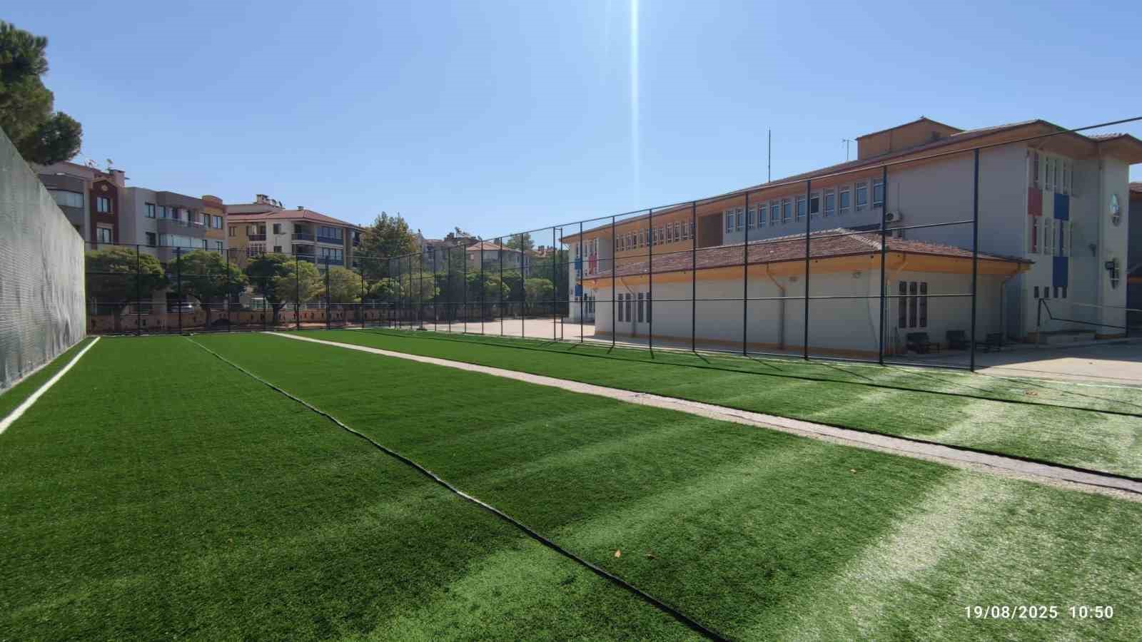 Menteşe&rsquo;de 6 halı saha yapımı s&uuml;r&uuml;yor
