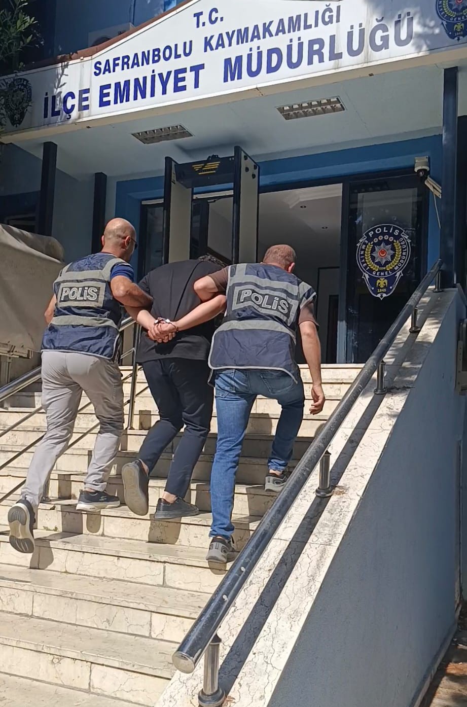 Telefon dolandırıcısı altın ve parayı almaya geldiği binada yakalandı
