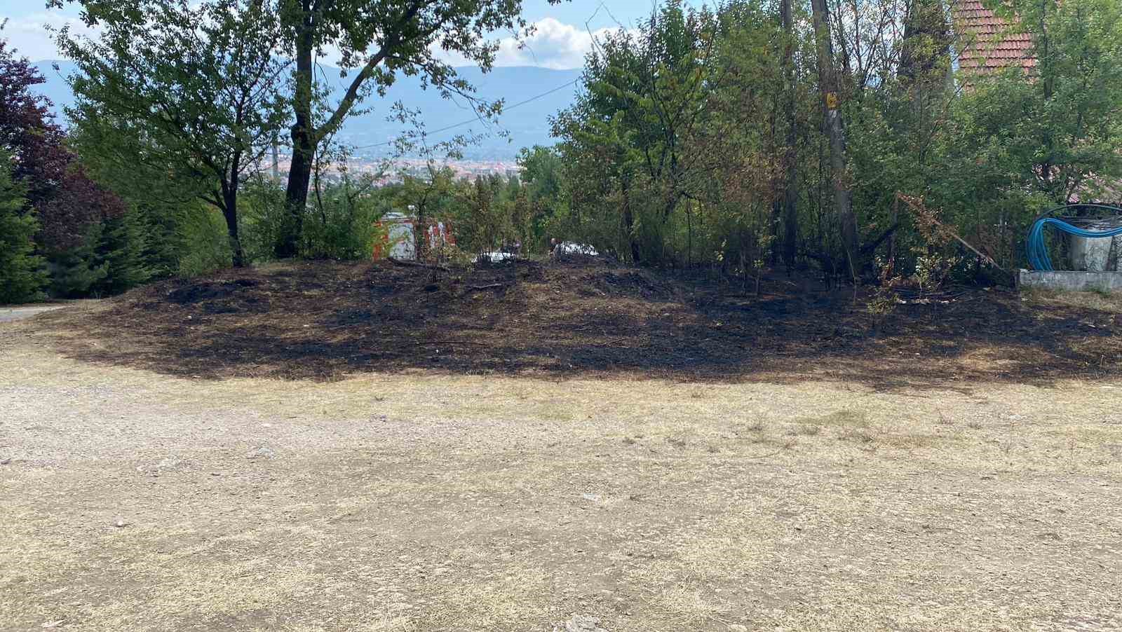 Bolu&rsquo;da otluk arazide &ccedil;ıkan yangın eve sı&ccedil;ramadan s&ouml;nd&uuml;r&uuml;ld&uuml;
