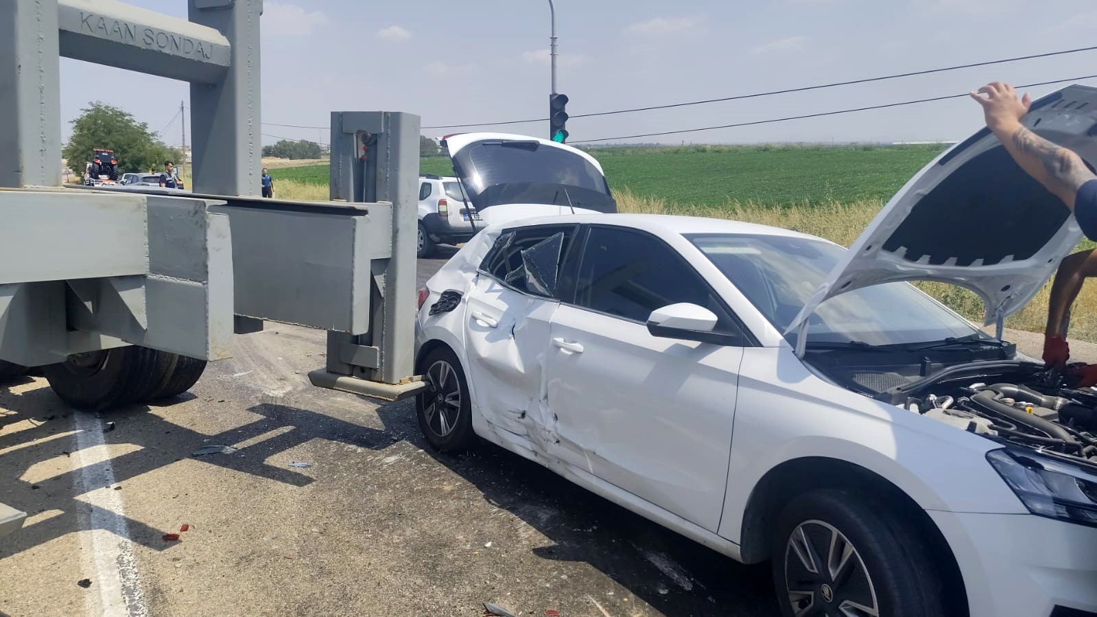 Freni boşalan kamyon, kırmızı ışıktaki 4 otomobile çarptı: 3 yaralı