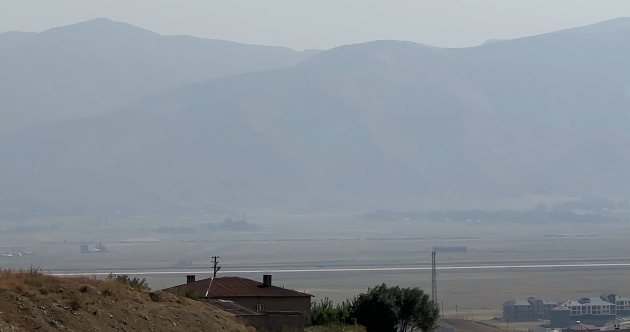 Yüksekova’yı toz bulutu kapladı: Cilo dağları gözden kayboldu

