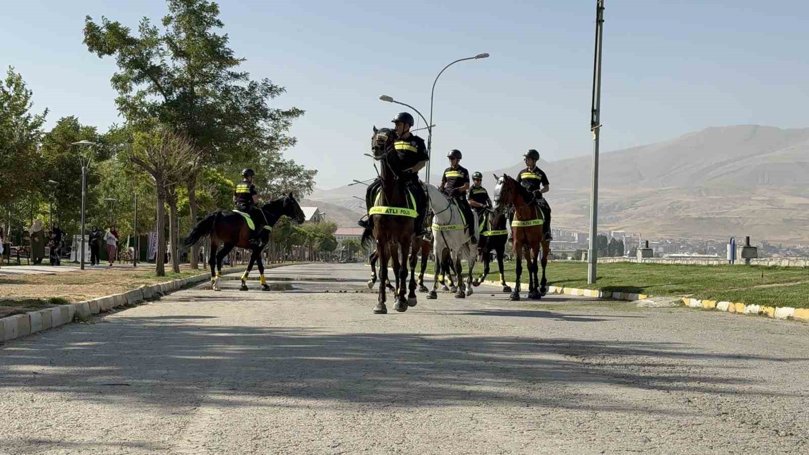 Malazgirt etkinlikleri öncesi atlı polislerden Tatvan’da devriye
