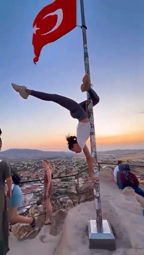 Bayrak direğine saygısızlık tepkilere neden oldu
