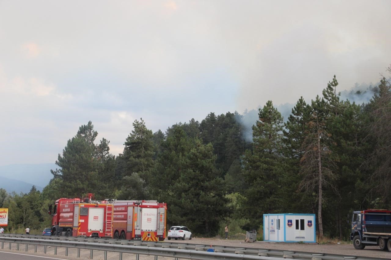 4&rsquo;&uuml;nc&uuml; saatine giren Bolu&rsquo;daki yangın havadan g&ouml;r&uuml;nt&uuml;lendi
