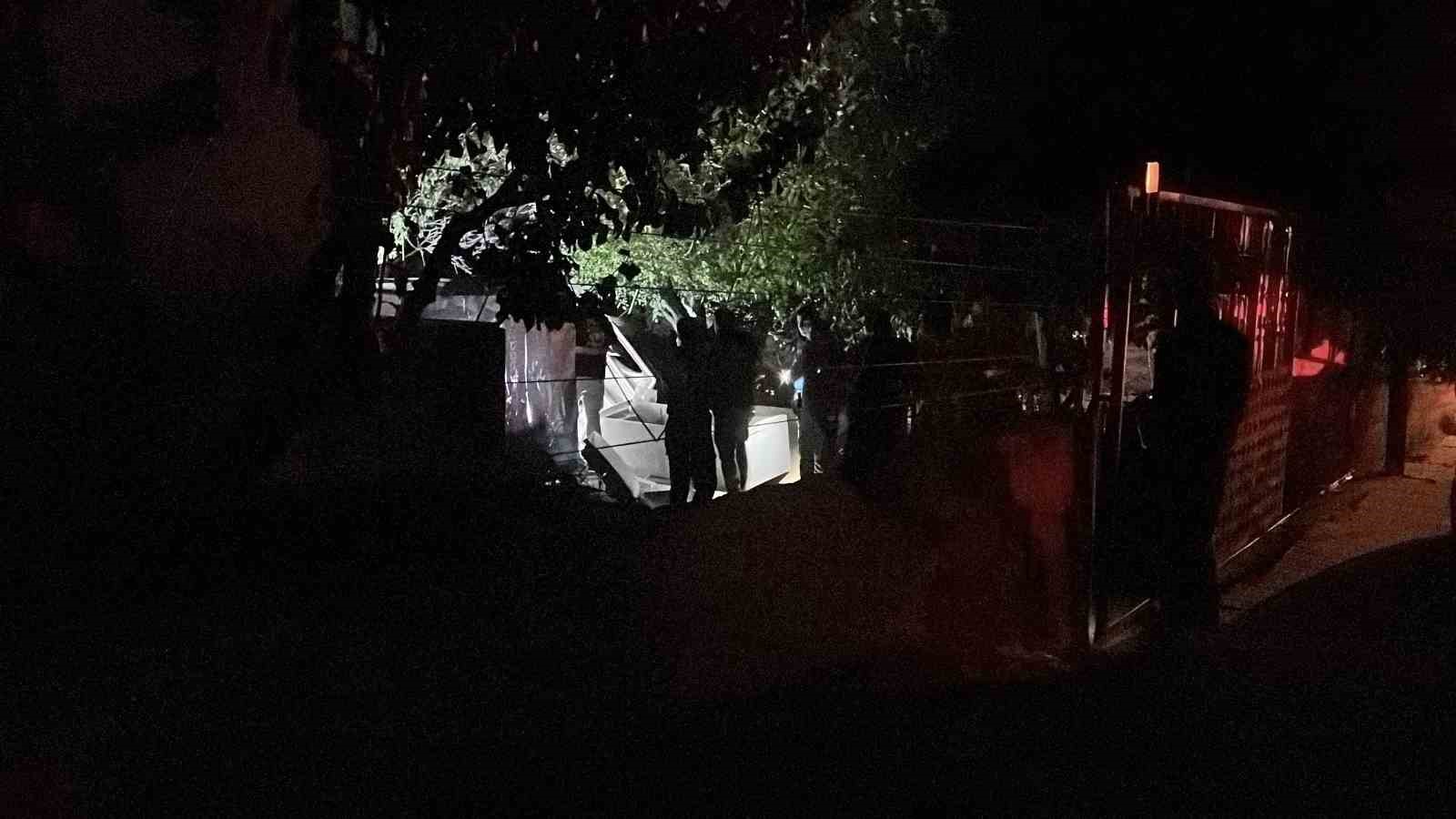 Evin bodrum katındaki at&ouml;lyede t&uuml;p patladı: 2 yaralı
