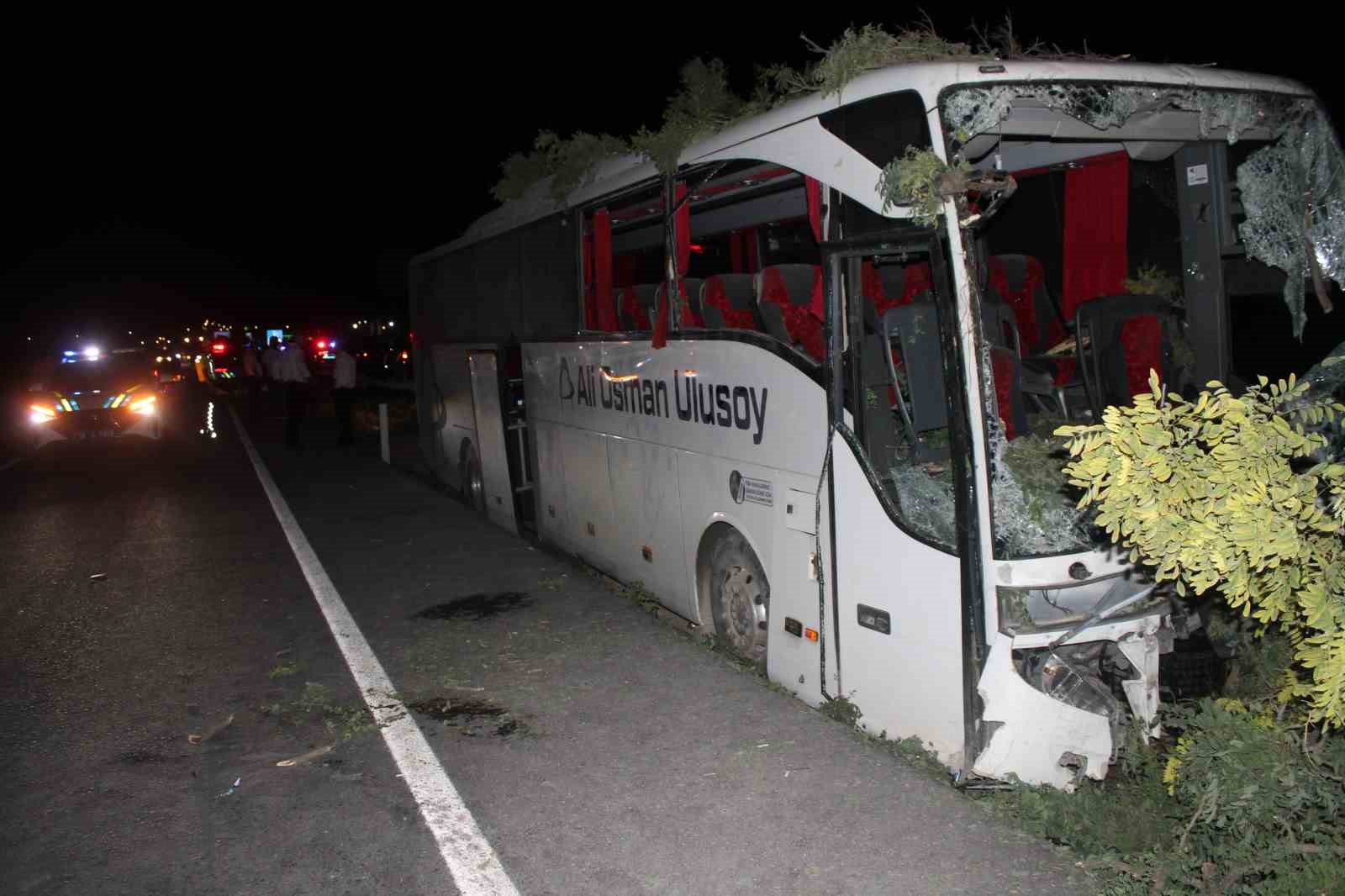 Kayseri&rsquo;de yolcu otob&uuml;s&uuml; kaza yaptı: &Ouml;l&uuml; ve yaralılar var
