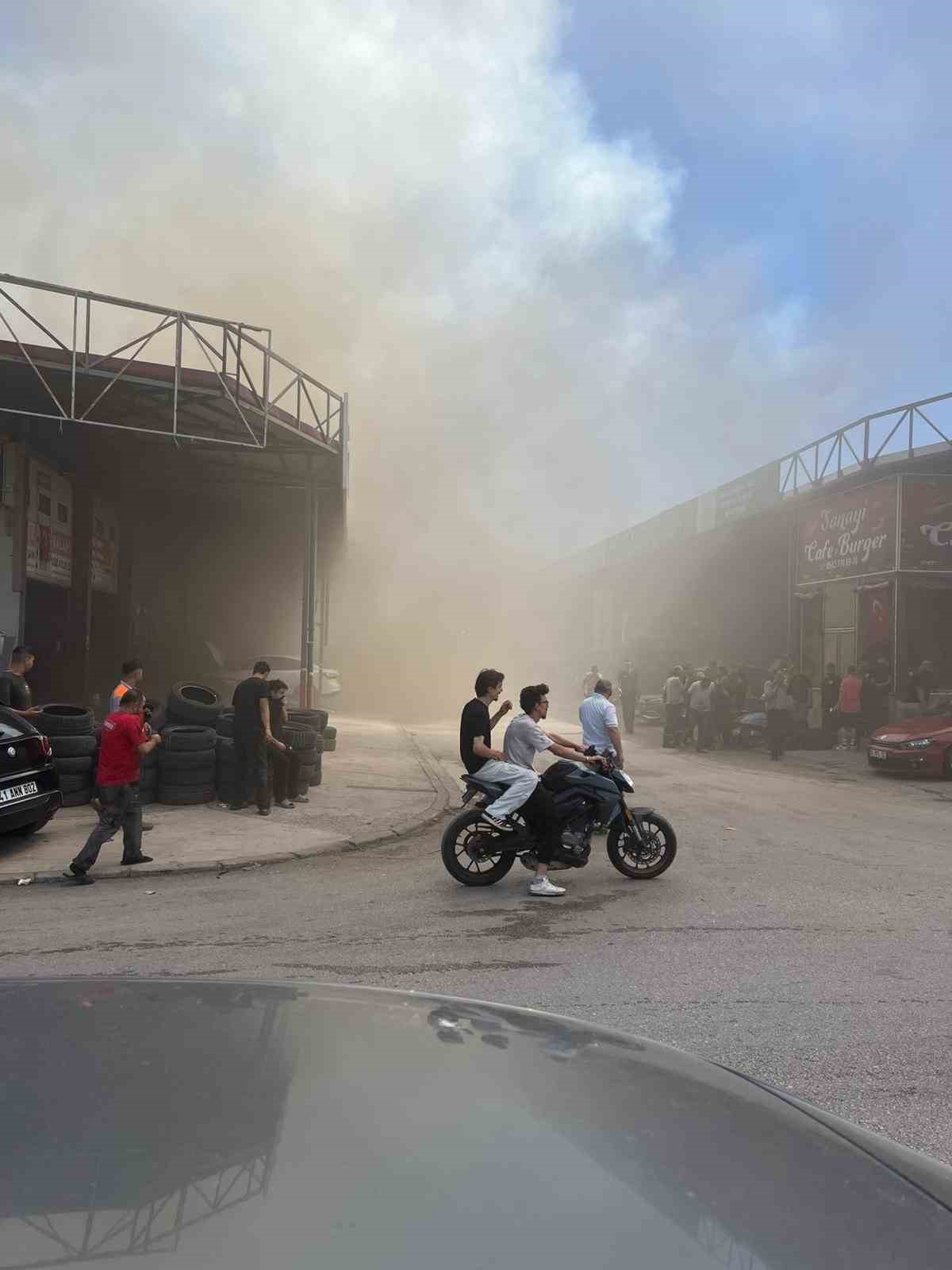 Sanayi sitesinde iş yeri yangını: Siyah dumanlar g&ouml;ky&uuml;z&uuml;n&uuml; kapladı
