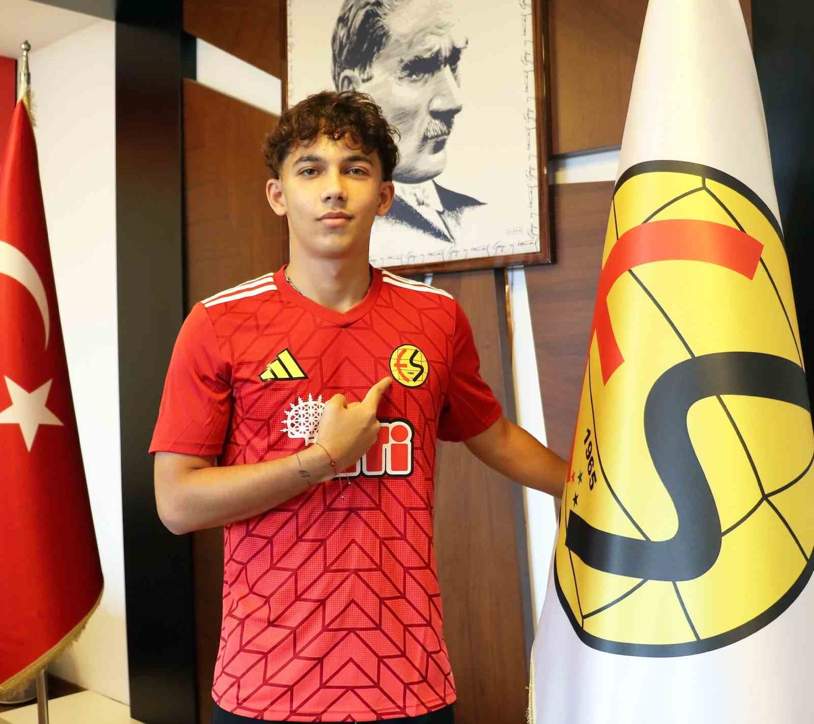 Eskişehirspor altyapı oyuncusu Ozan İsmail C&ouml;r&uuml;t ile s&ouml;zleşme imzaladı
