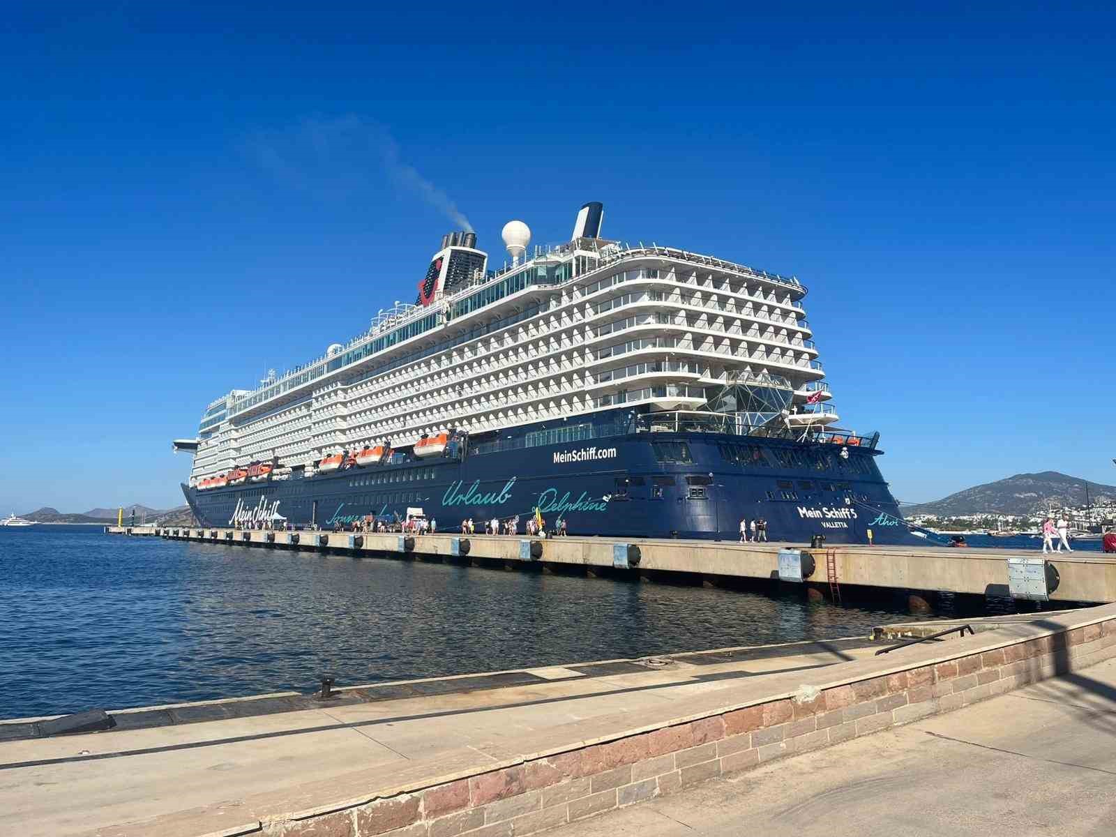 Dev kruvaziyer 2 bin 772 yolcuyla Bodrum’a geldi
