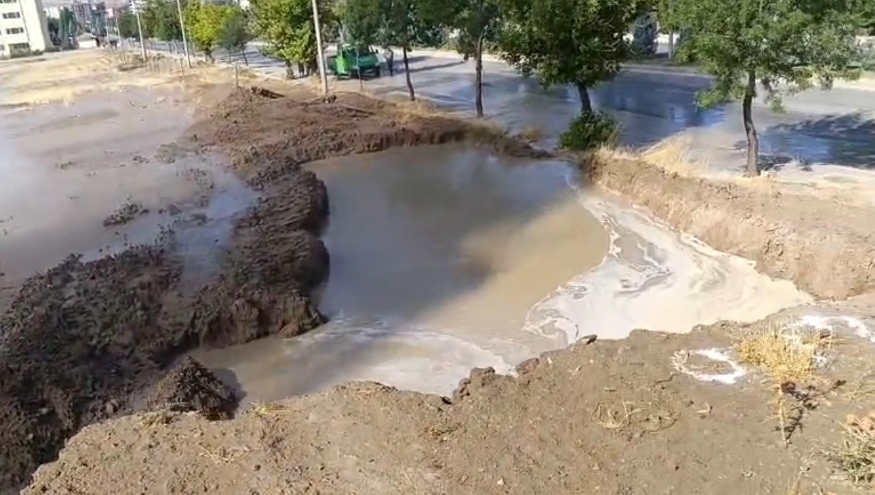 Su borusu patladı, tonlarca su çevreye aktı