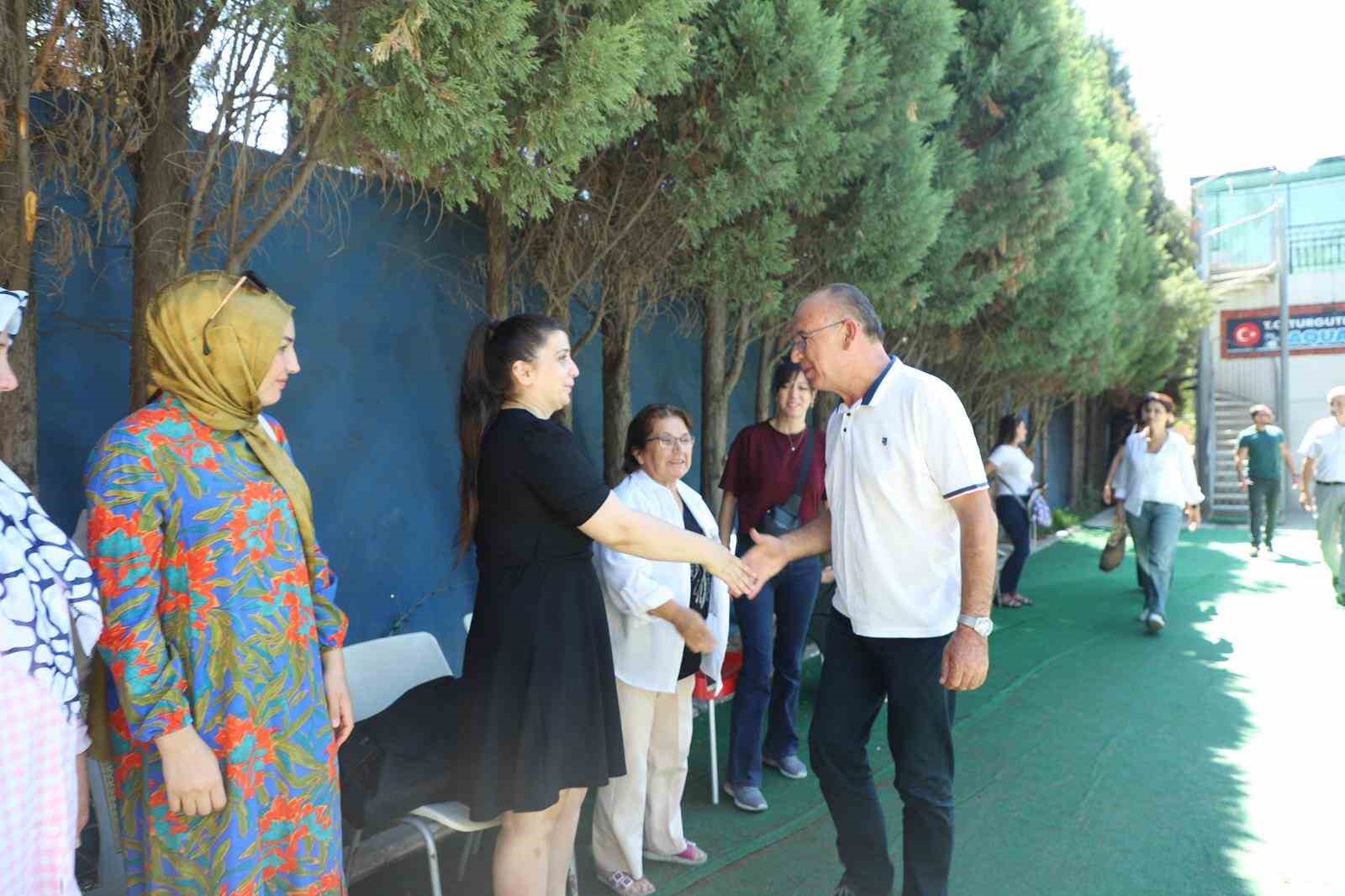 Turgutlulu minik y&uuml;z&uuml;c&uuml;ler başarı belgelerini aldı
