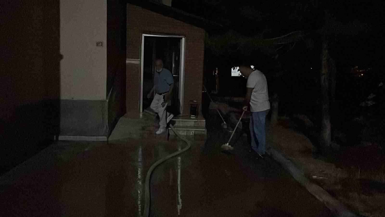 Sivas&rsquo;ta ana hat su borusu patladı, belediye ekipleri m&uuml;dahale etti
