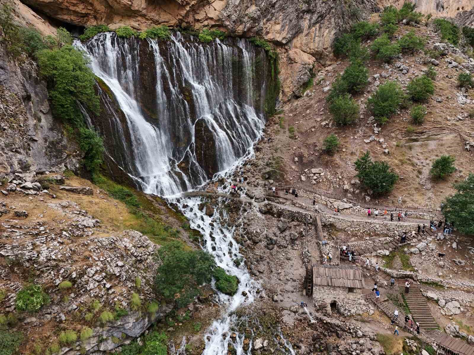 D&uuml;nyanın en y&uuml;ksekteki ikinci şelalesi havadan g&ouml;r&uuml;nt&uuml;lendi: Eşsiz manzarası kendine hayran bıraktırdı
