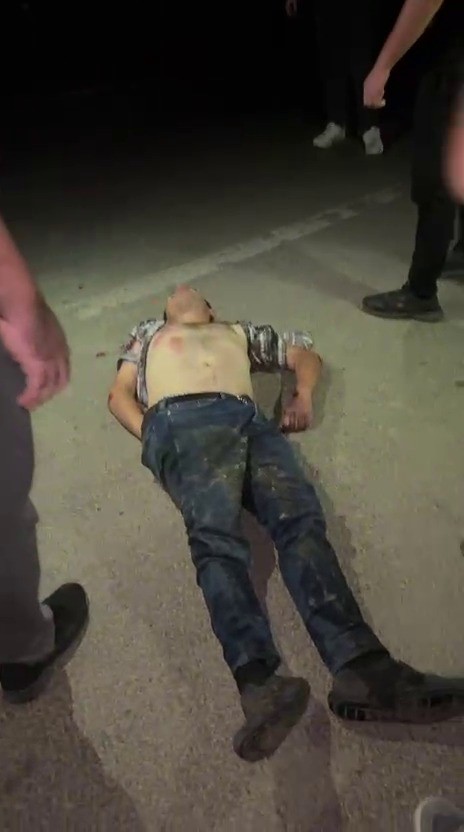 Seyir halindeki kamyonetin kasasından d&uuml;şt&uuml;
