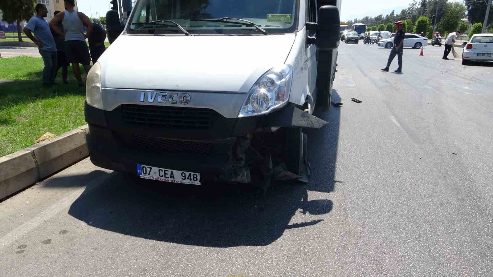 Kamyonet ile otomobil kavşakta çarpıştı: 1 yaralı