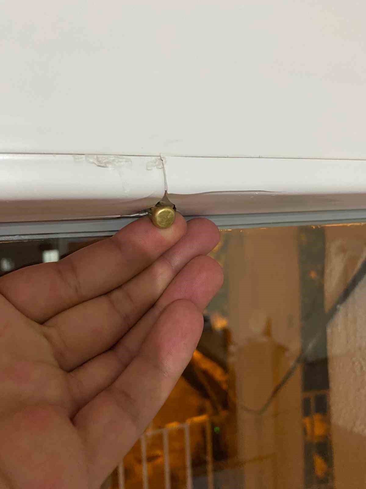 Magandanın silahından &ccedil;ıkan mermi pencereyi delip i&ccedil;eri girdi
