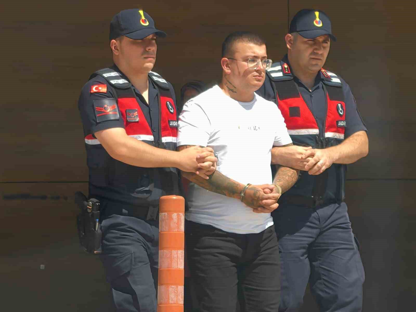 Kavgayı ayırmaya çalışan özel güvenlik görevlisini bıçaklayan saldırgan tutuklandı