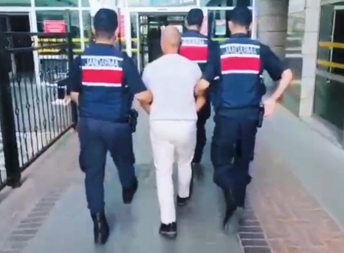 Bahçesinde kenevir yetiştiren şüpheli 45 kilo esrarla yakalandı