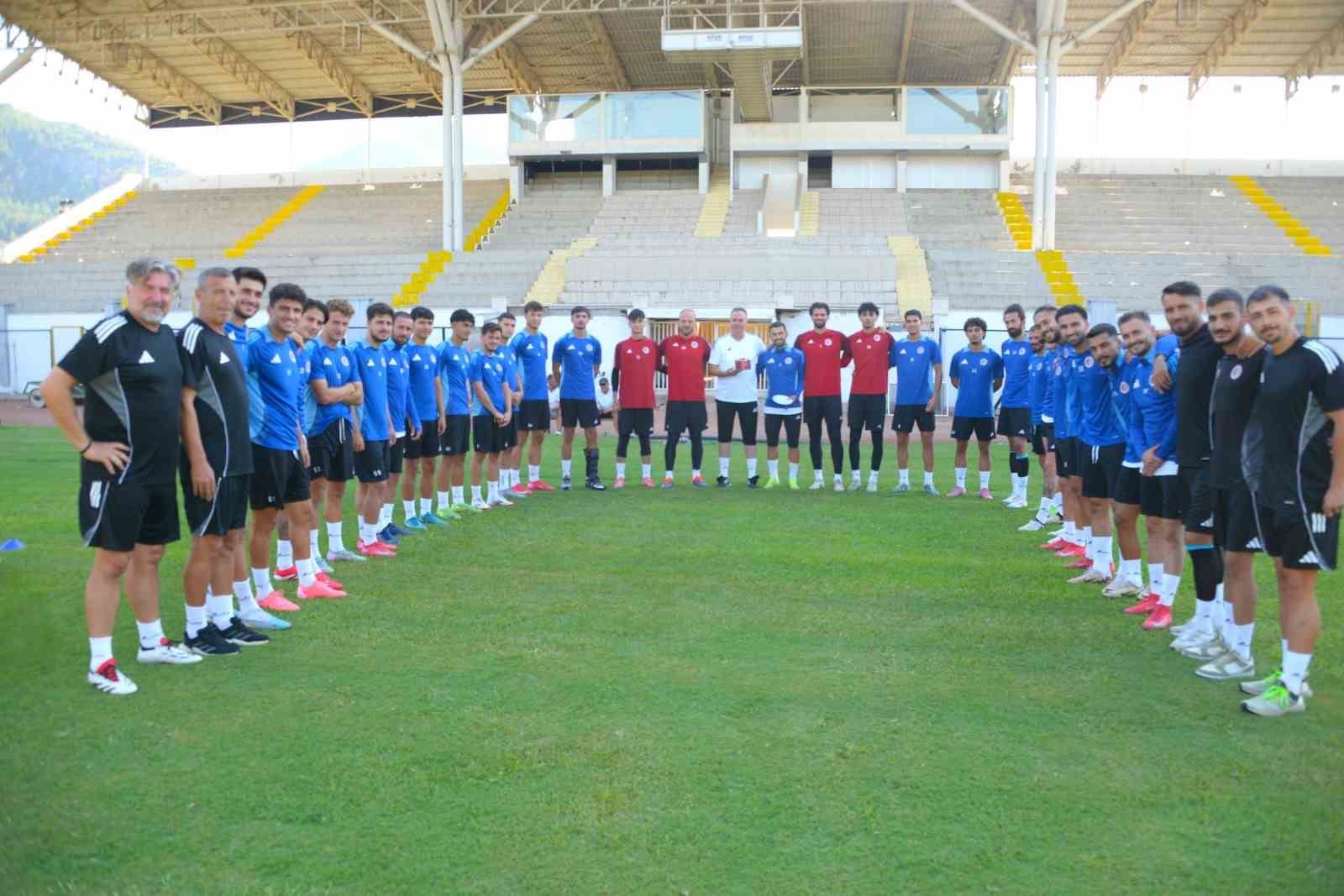 Fethiyespor Teknik direkt&ouml;r&uuml; Din&ccedil;el&rsquo;e &Ccedil;ifte Doğum G&uuml;n&uuml; Kutlaması
