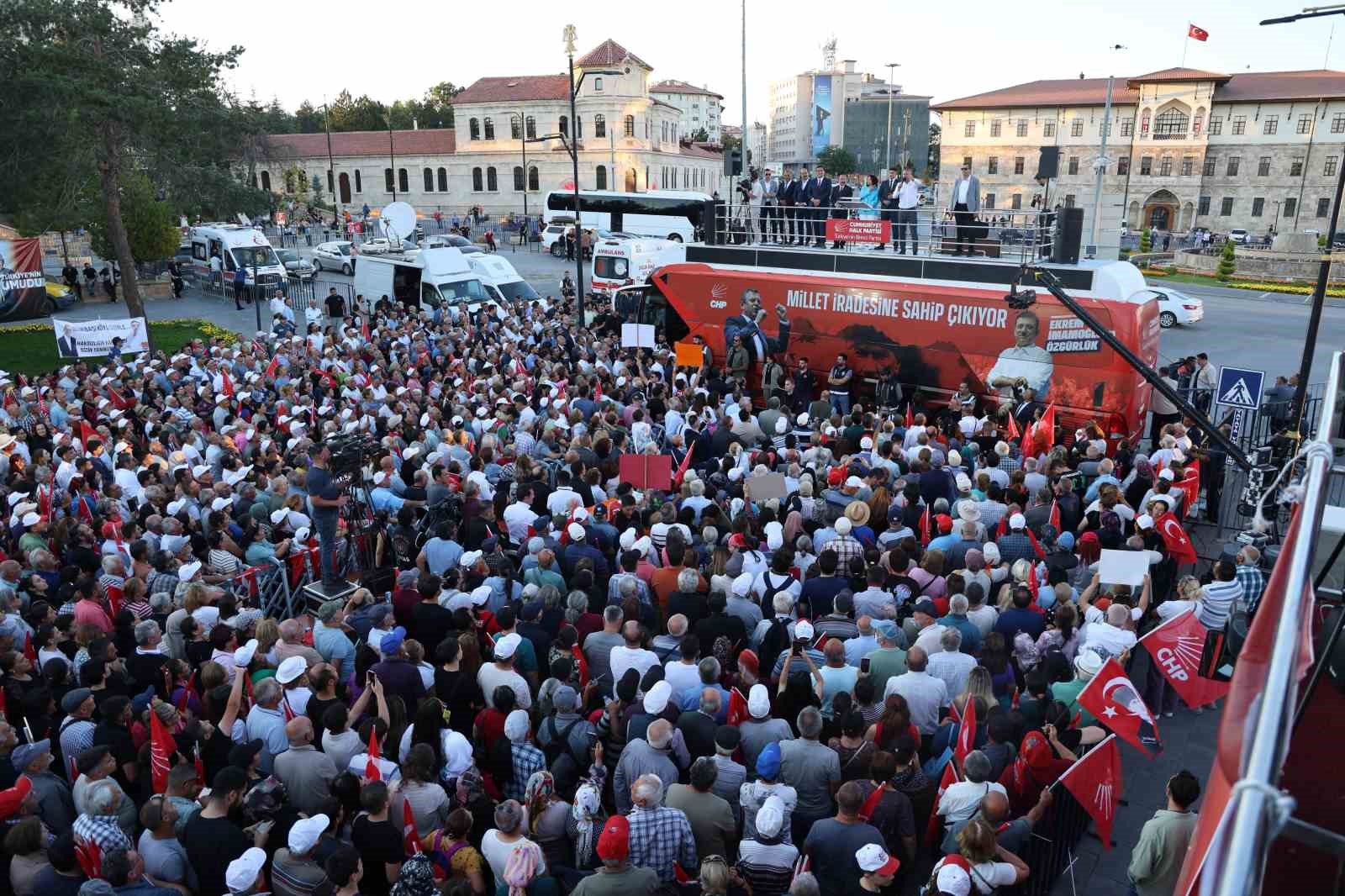 CHP Genel Başkanı &Ouml;zel, Sivas&rsquo;taki mitingde konuştu
