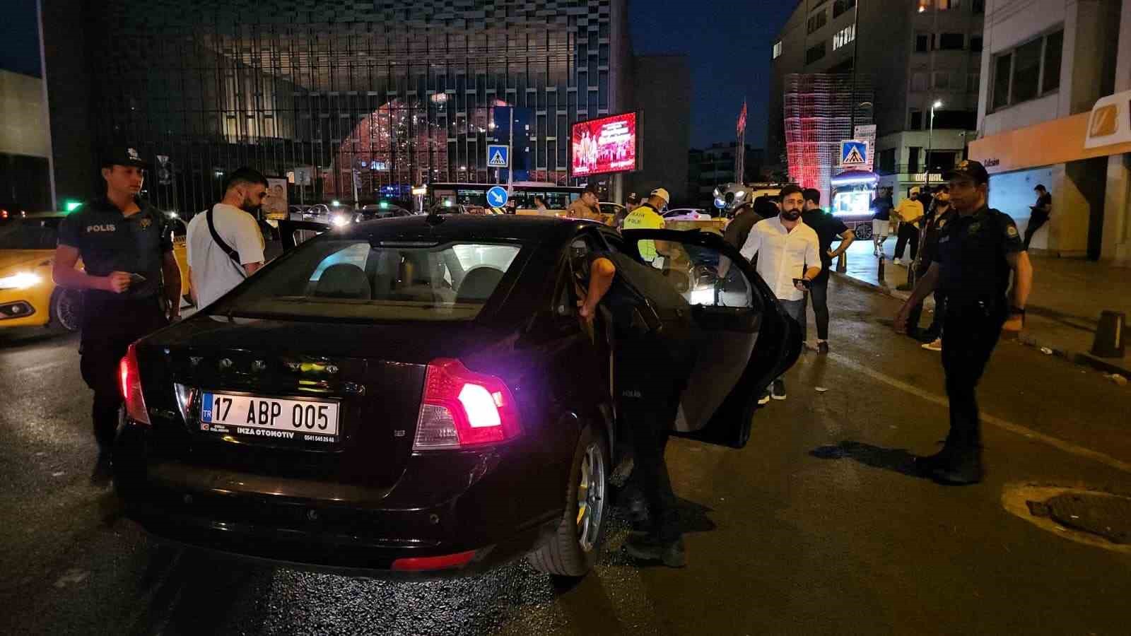 Polis Taksim Meydanı&rsquo;nda kuş u&ccedil;urtmadı
