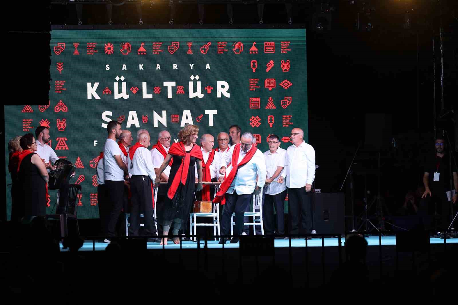 Sakarya’da Kafkas ve İç Anadolu’nun zengin kültürüyle şölen gibi akşam