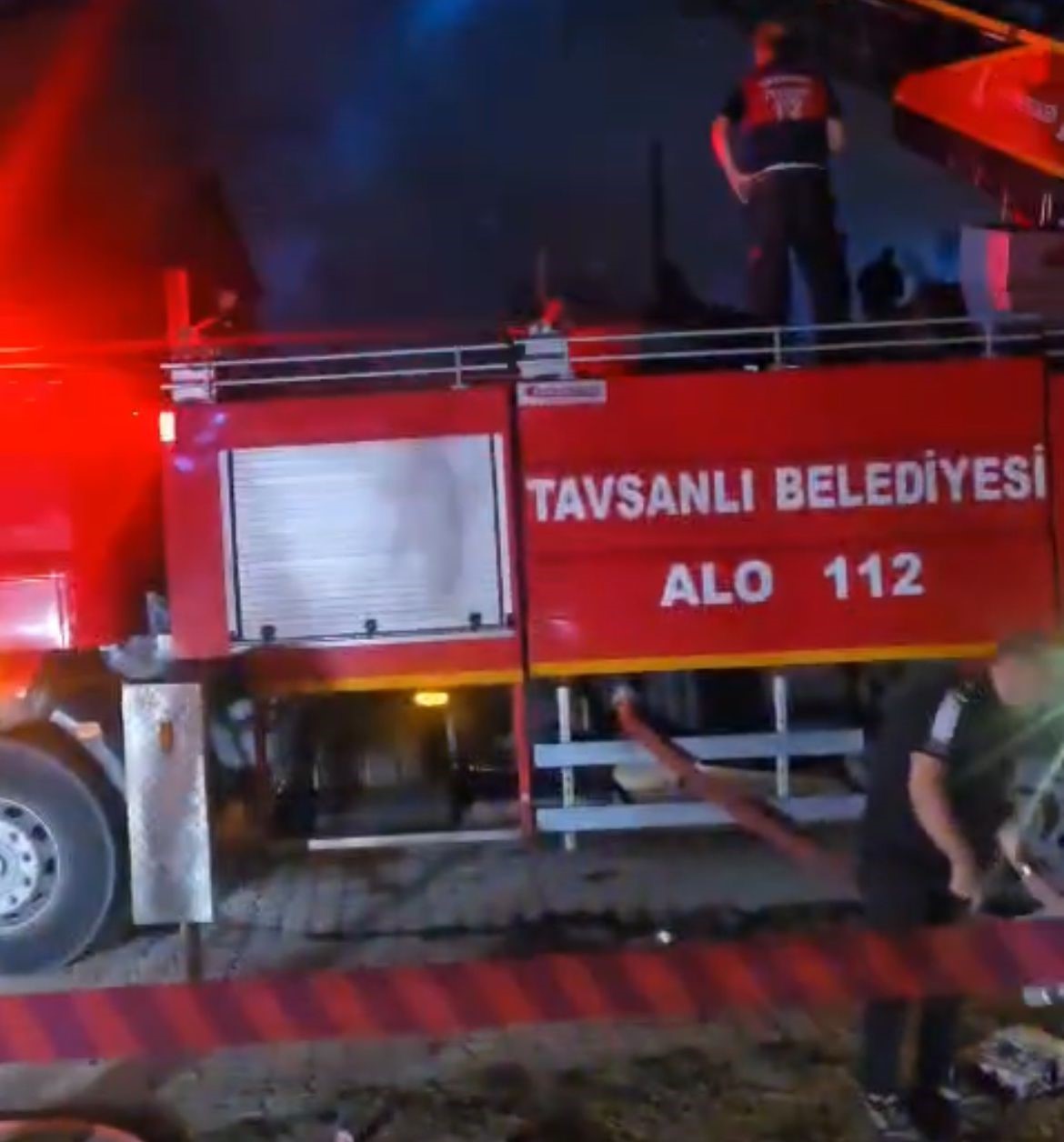 Tavşanlı&rsquo;da &ccedil;ıkan yangında 4 ev kullanılamaz hale geldi
