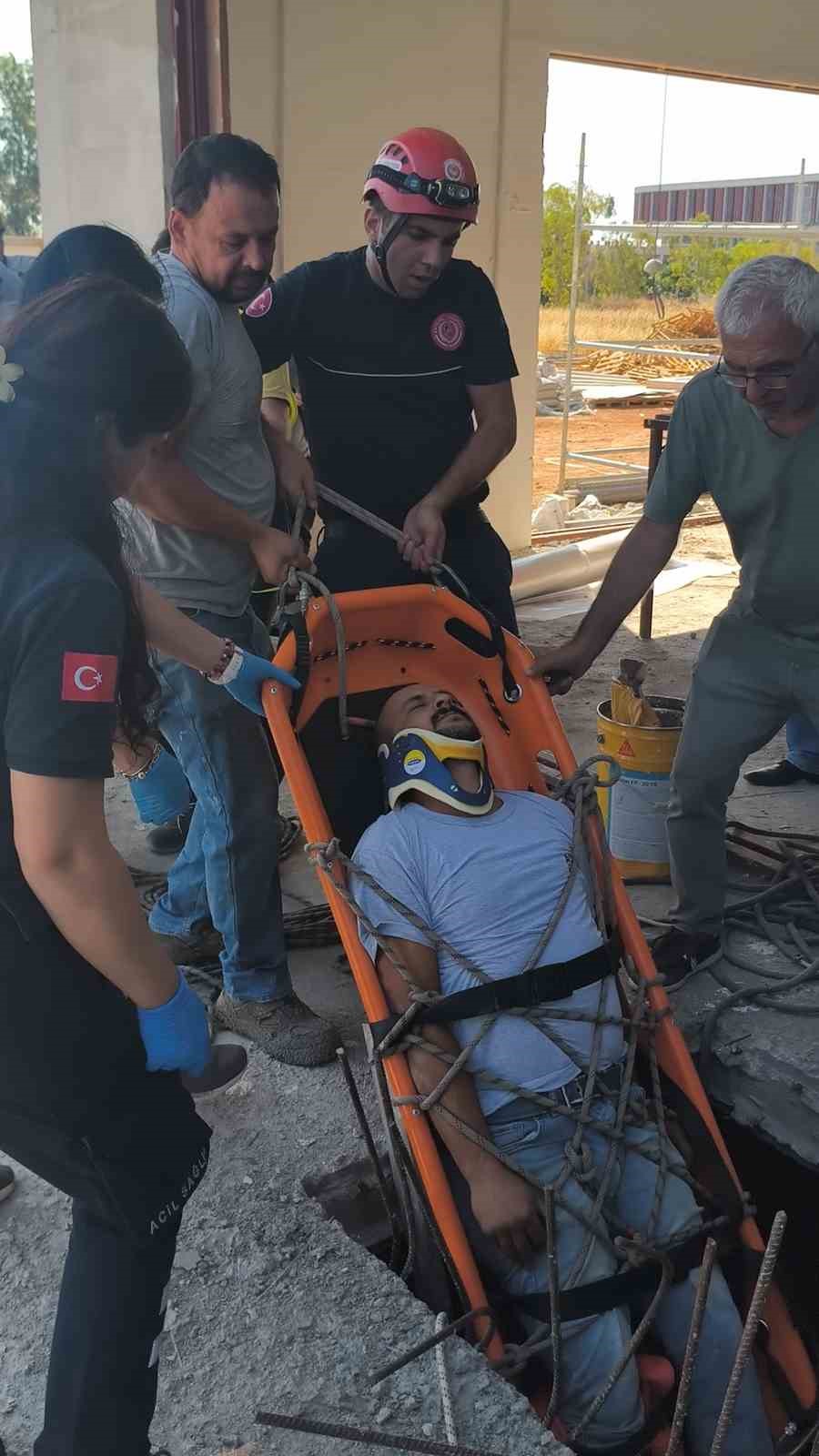 Kuyuda mahsur kalan yaralı &ccedil;alışanı itfaiye ekipleri kurtardı
