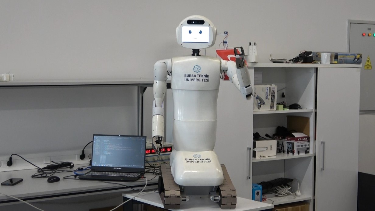 Türk üniversitelerinde bir ilk: Yapay zeka destekli insansı robot geliştirildi