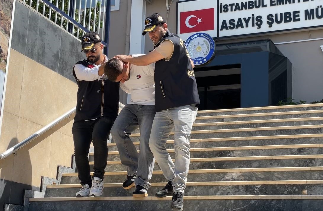 Beyoğlu&rsquo;nda iş yerine silahlı saldırı g&uuml;venlik kamerasında: 1 tutuklama
