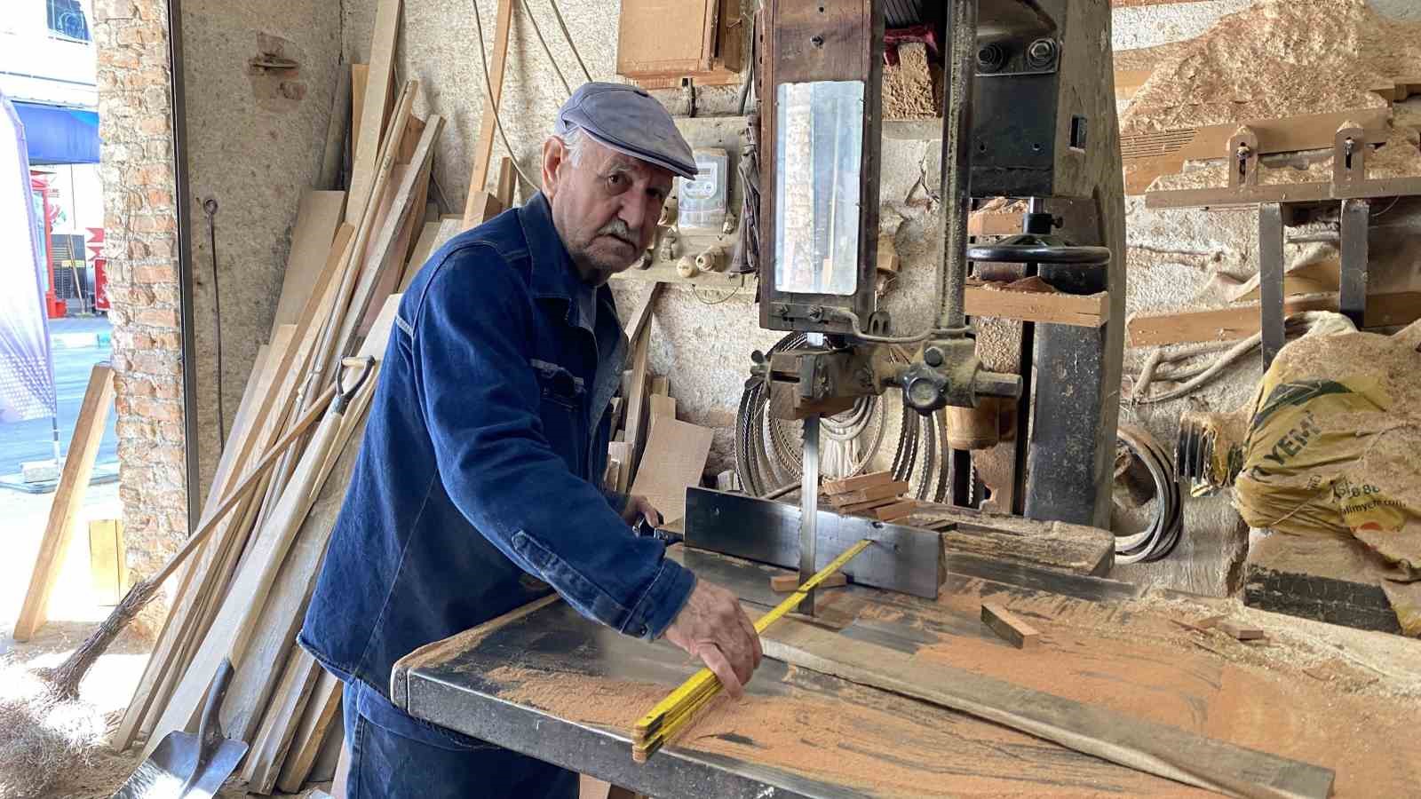 75 yaşındaki marangoz ustası Şent&uuml;rk: "Eti senin kemiği benim d&ouml;nemi bitti"
