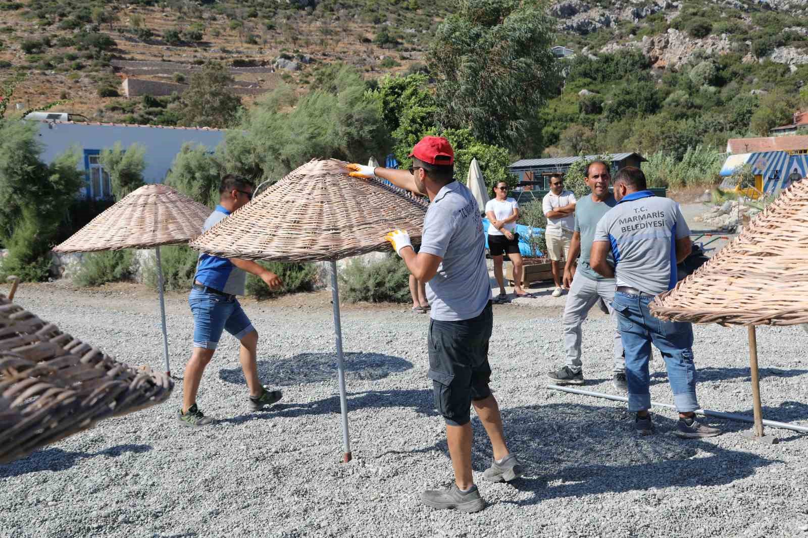 Sezon bitti, Marmaris Belediyesi plajları düzenlemeye başladı
