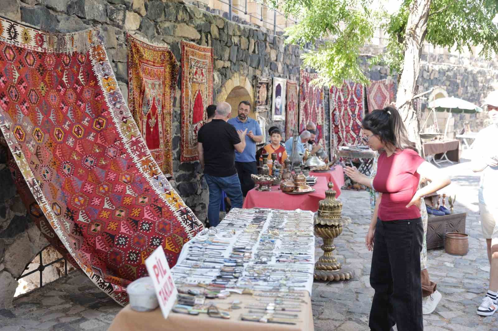 Tarihi kale, ilk kez bir antika pazarına ev sahipliği yaptı