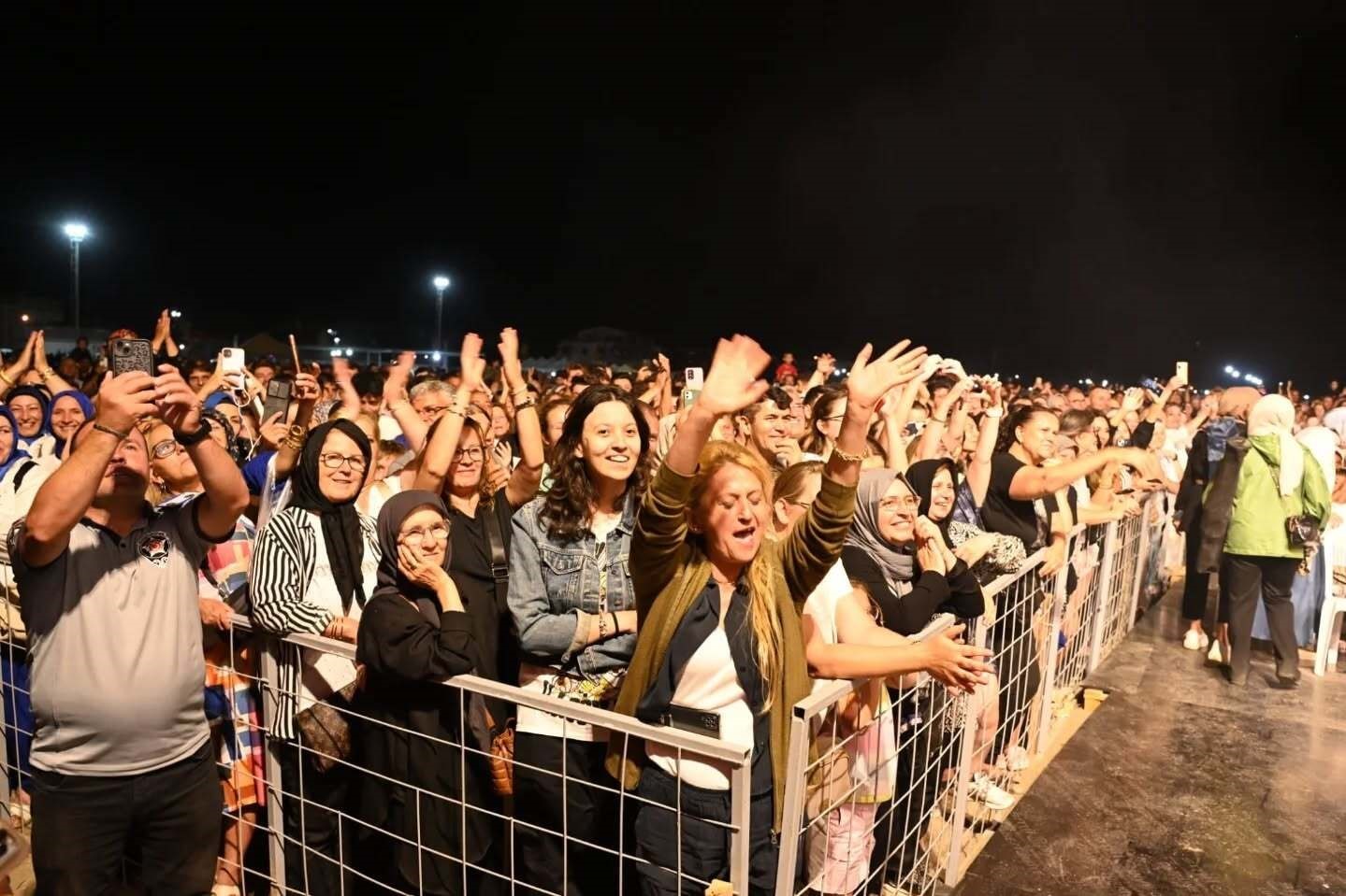 Karacabey’de Funda Arar rüzgarı