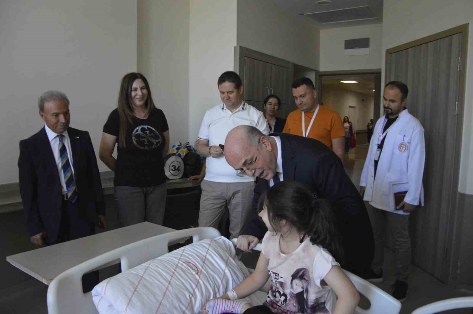 Hasta çocuklara kırtasiye desteği