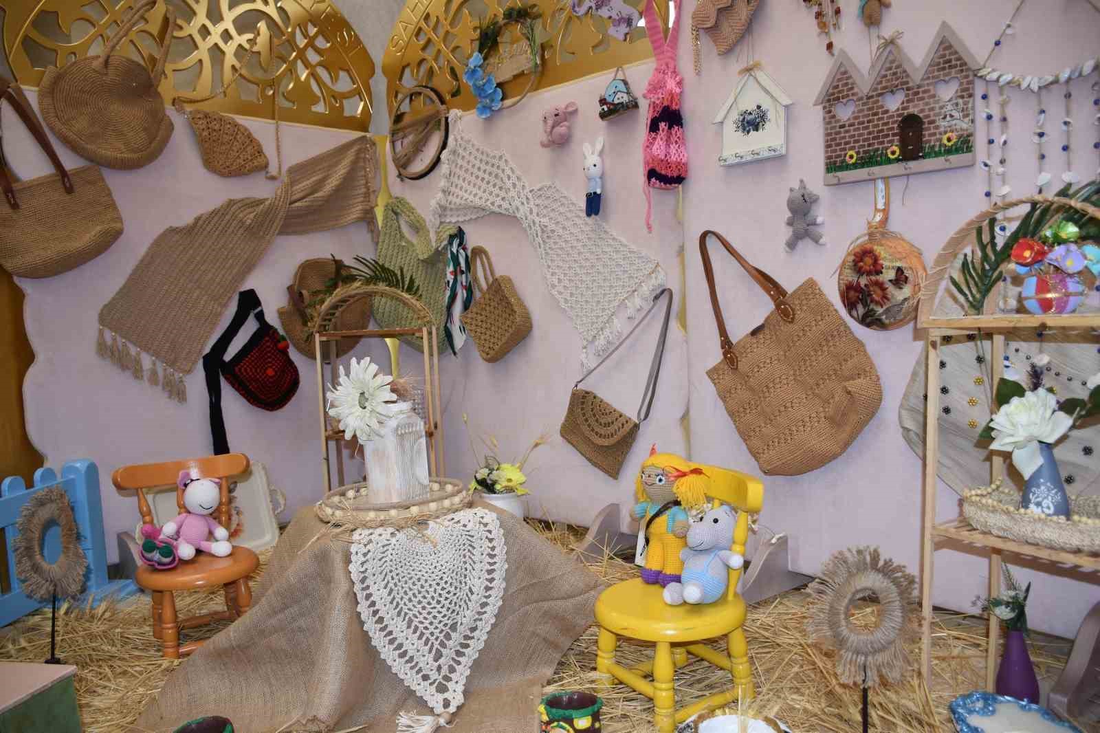 Sel&ccedil;uklu Gen&ccedil;lik Merkezi kursiyerlerinden el emeği sergisi
