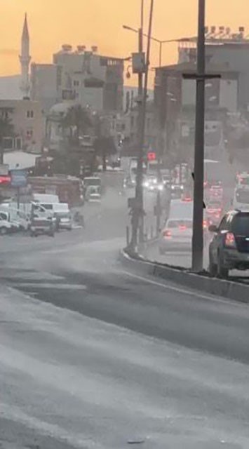 Freni arızalanan tırın önüne kattığı araçla iş yerine daldığı kaza kamerada