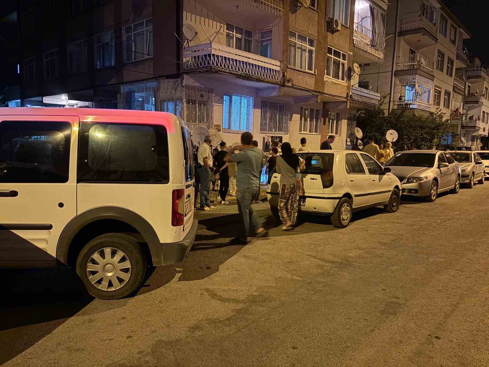 2 yıl &ouml;nce boşandığı eski karısını bı&ccedil;akla ağır yaraladı
