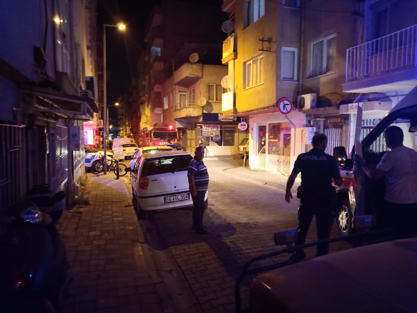 Evde d&uuml;şen şahsın imdadına polis ve itfaiye ekipleri yetişti

