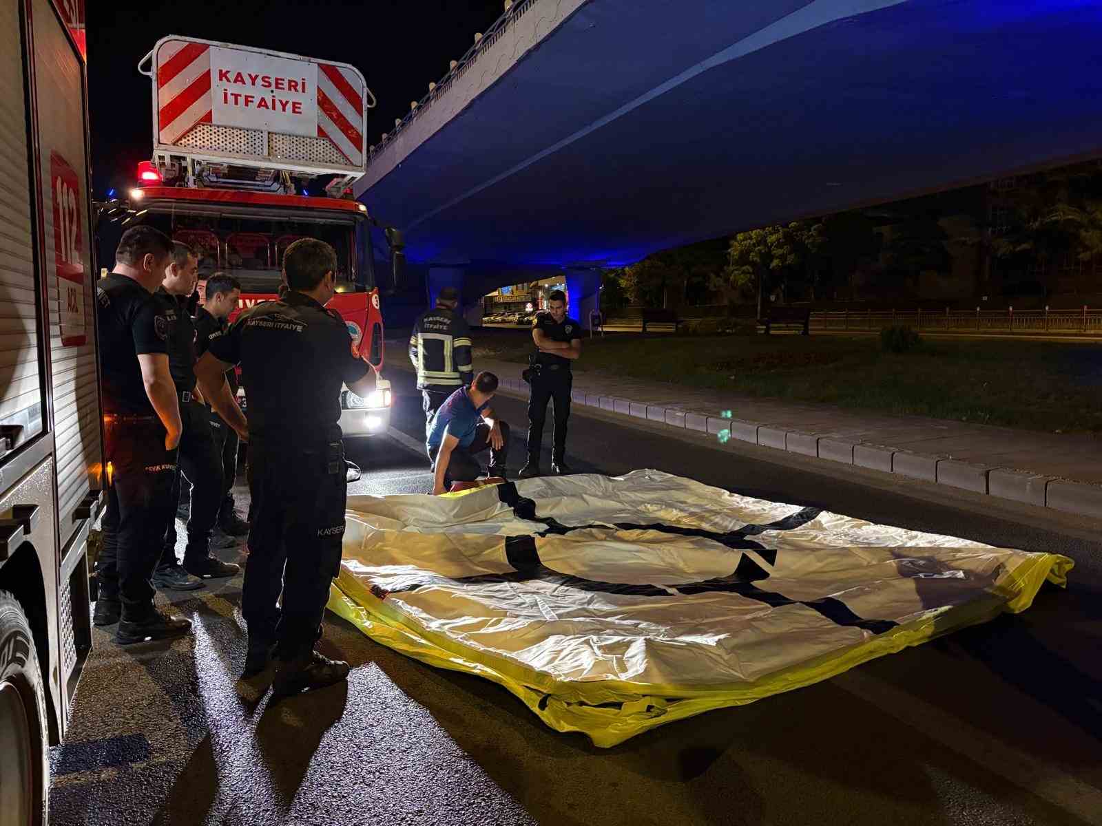 K&ouml;pr&uuml;den atlamak isteyen şahsı polis ikna etti
