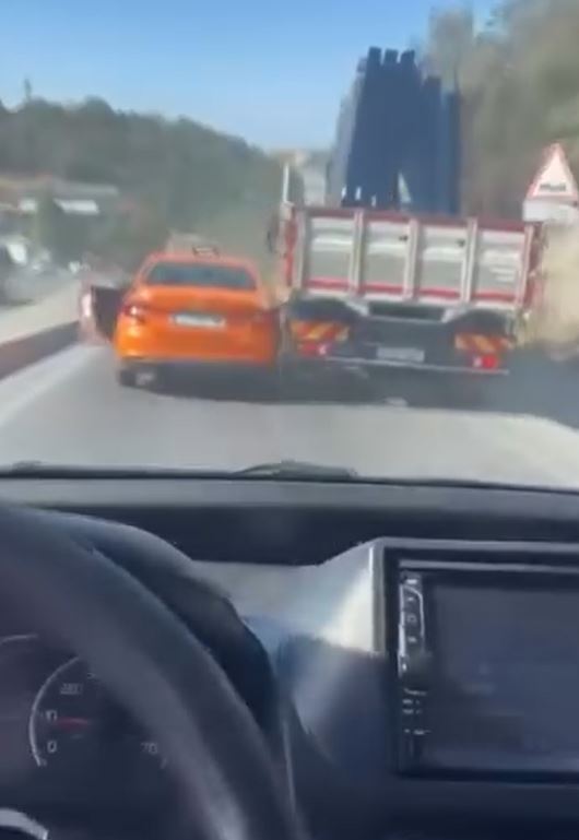 Arnavutköy’de yol verme tartışması kaza ile bitti: Kamyonet sürücüsü taksiye çarpıp kaçtı
