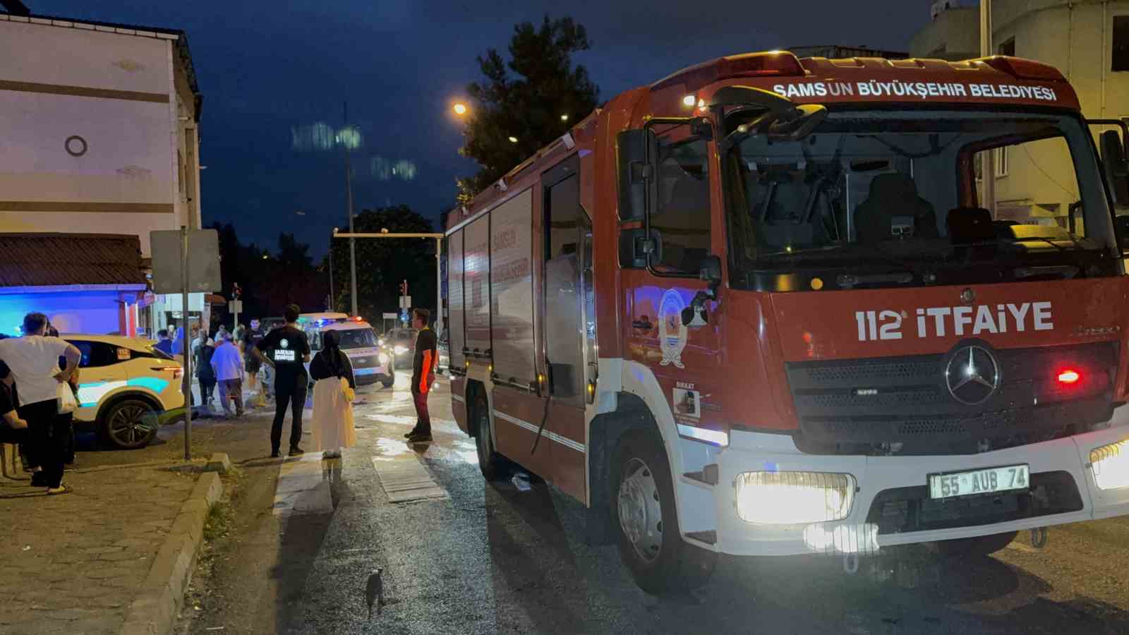 Seyir halindeki motosiklet yandı, olay anı g&uuml;venlik kamerasında
