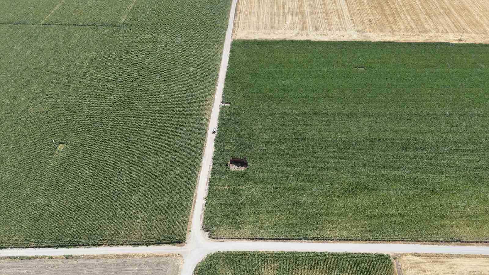 Mısır tarlasında 15 metre genişliğinde obruk oluştu
