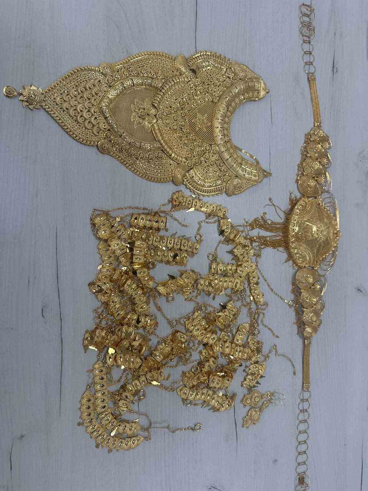 Bulgaristan g&uuml;mr&uuml;ğ&uuml;nde 16 bin Euro değerindeki altın ve g&uuml;m&uuml;ş eşya ele ge&ccedil;irildi
