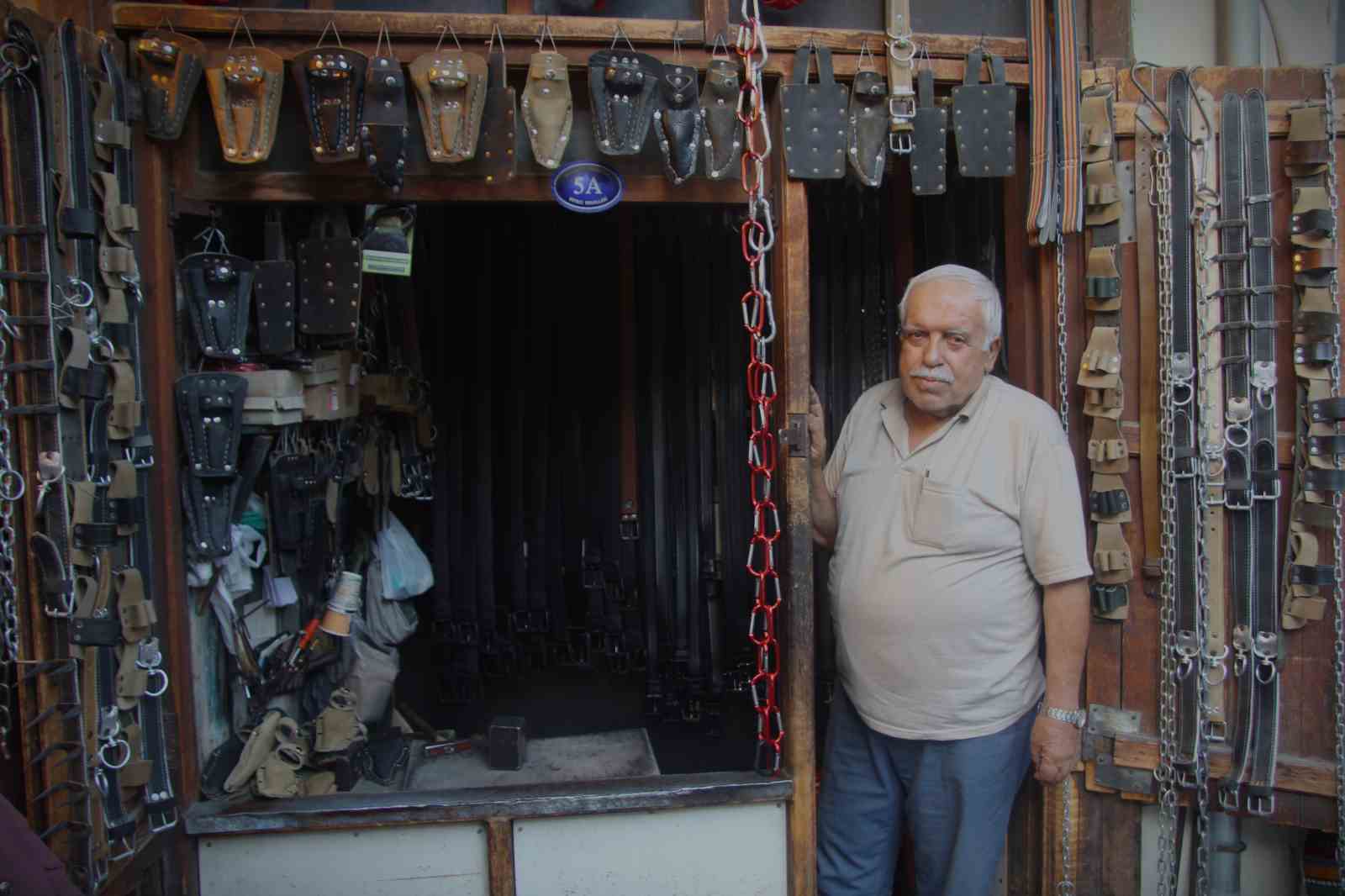 2 metrekarelik d&uuml;kkanında 60 yıldır baba mesleğini yaşatıyor
